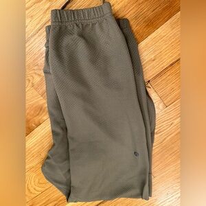 Lululemon men’s army green jogger. Excellent condition. Size small